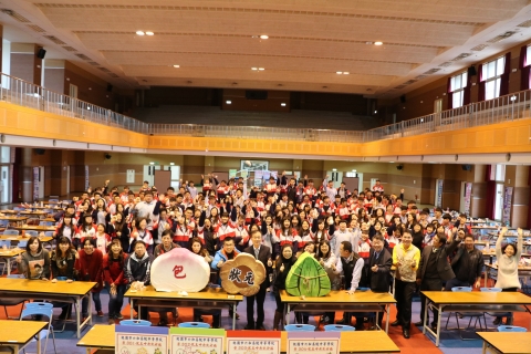 平鎮六和高中「包糕粽」　祝福學生金榜題名 中華電視公司葉至成／桃園報導2018-01-09 17:12