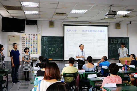 給孩子夢想的機會~106年度家長懇談會系列三/關心、陪伴，成為孩子的燈塔！